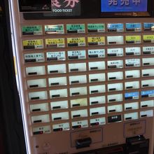 店員さんの案内でオープン前に券売機で食券を購入します