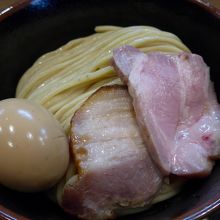 太麺そして美味しいチャーシューと煮ゆで卵