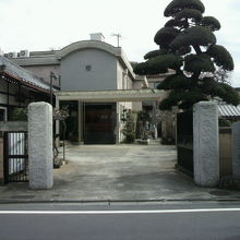 四谷の法蔵寺の入口正門です。手前の道路は、円通寺坂です。