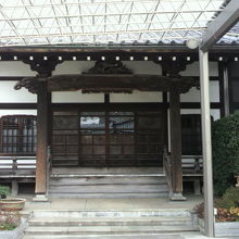 四谷の法蔵寺の本堂の正面の様子です。入口を入って左側です。