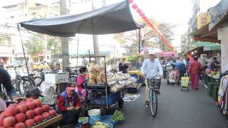地元民も観光客も多い朝市です。