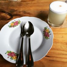 ピスコサワー。お皿がかわいいです。