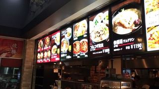 おすすめは、牛カルビ石焼ビビンバです。価格相当のコストパフォーマンスの良い、おいしいビビンバお魚を食べる事ができます。