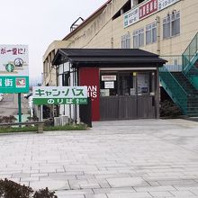 加賀温泉駅前の乗り場