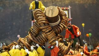 藤カズラで編んだ重さ2tの綱を東西に分かれて引き合う祭り