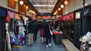 楽しげなお店が軒を並べる一角