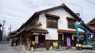 木枠の出窓が並んだデザイン