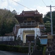 竜宮城のような楼門が見どころです