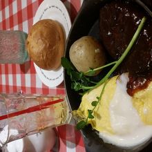 アリスの食器が使われています