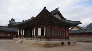 土台が一段高くなっているのはオンドルが付いているから