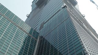 ギネス世界記録のエレベーターで昇る展望台