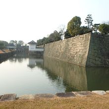 北側から内濠腰にながめる櫓門。