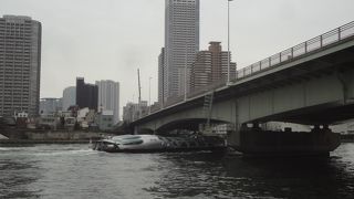 橋を渡って佃島へ