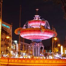 象噴水のライトアップ。