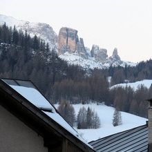 コルチナダンペッソ市内から見上げたチンクエ・トッリ