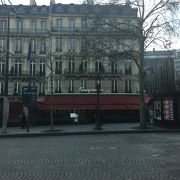 パリの老舗カフェの１つです