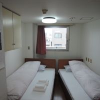 狭めですが必要十分のものはそろってます。