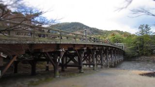 手や口も清められる清流。