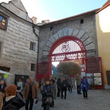 お城の正門、赤の門