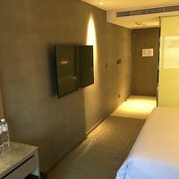 テレビは50インチ以上の大型です。日本の放送はありません。