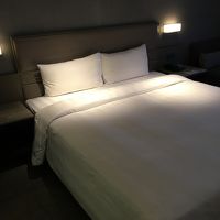 ベットも大きくてサイドテーブルにはコンセントもありました。