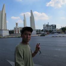 記念塔をバックに