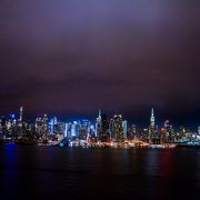 閑静な住宅地から見えるニューヨークの夜景