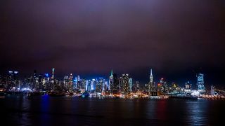 閑静な住宅地から見えるニューヨークの夜景