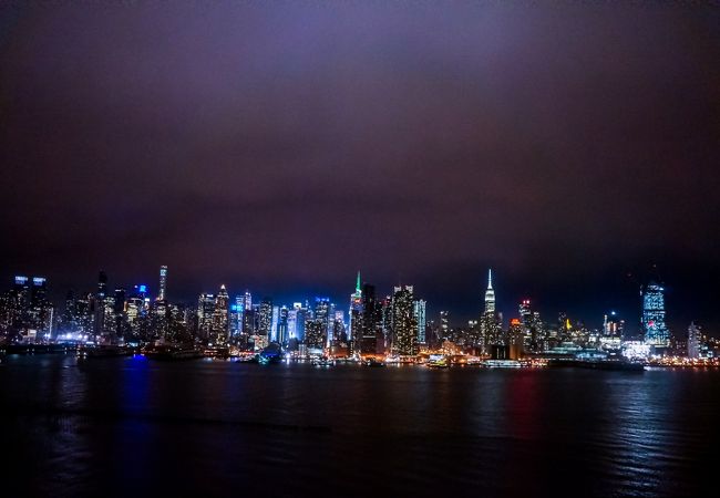 閑静な住宅地から見えるニューヨークの夜景