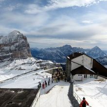 レフジオラガツォイのテラスから見たロープウェイ山頂駅。