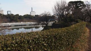 御堀端の広々公園