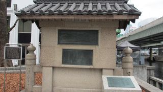 日本橋のたもとに建っています