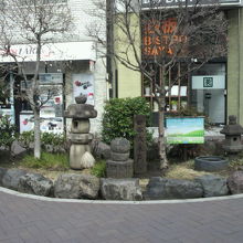 四谷４丁目の交差点の東側にある四谷大木戸跡の石碑です。