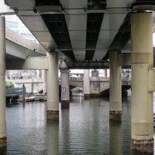 「江戸橋」から見た「日本橋」…高速道路が邪魔だぁ！