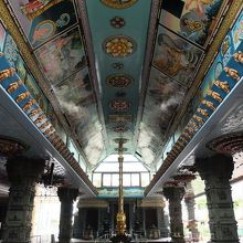 スリ・センパガ・ヴィナヤガー寺院内部。壁画や天井画は必見。