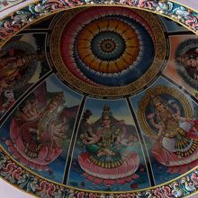 ドームの一つを彩る神様たちの絵。