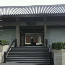 四谷の外苑西通りに面している曹洞宗の東長寺の山門です。