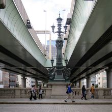 橋の中央部にある青銅製の照明燈の足元には…