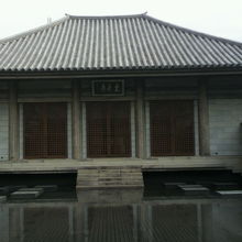 四谷の東長寺の本堂の前には、満々と水が張られています。