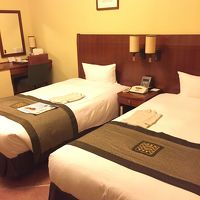 左の机は壁一面にあるので、モノが沢山おけます！