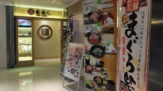 カトン店は、イースト・コースト・ロード沿い。気軽な雰囲気でも、味は本格的！