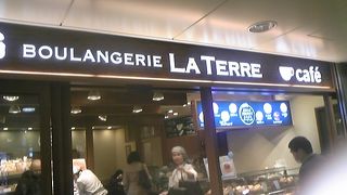 京葉ストリート入り口のパン屋さん