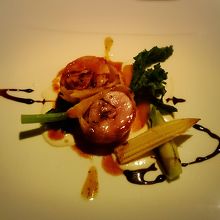 メインはウズラとフォアグラのパイ包み