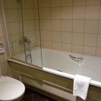 茶色のぬるいお湯が出てきましたが、深夜には普通の熱いお湯が出