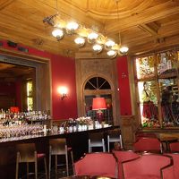 バールームの両端には大きな素敵なステンドグラスがあります。