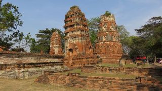 木の根に持ち上げられた仏像で有名