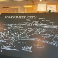 １階ラウンジの、黒板アート。函館が良く分かる！