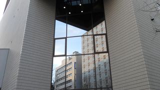 昔「宝塚劇場」があった場所にあります