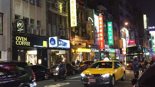 入口は狭いですが中は広く立派なお寺です