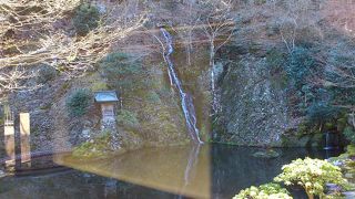 滝もある庭園